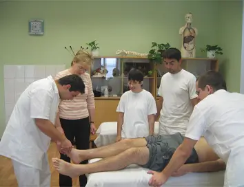 Cum învață să maseze maseurii cu deficiențe de vedere?